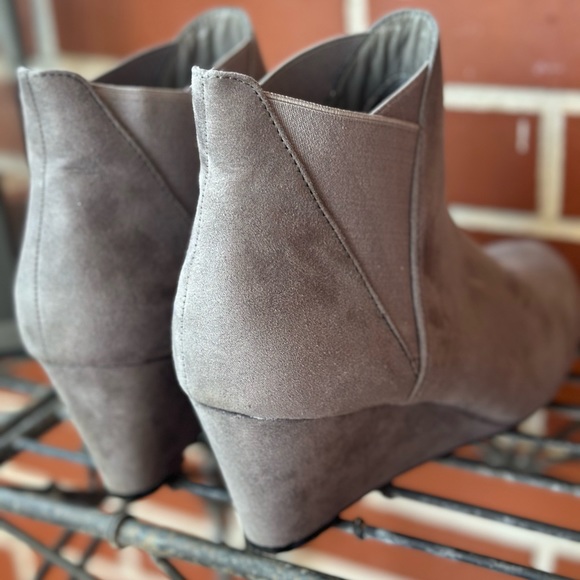 LIKE NEW | NEW DIRECTIONS Women’s Gray Faux Suede Tarby booties l Size 9 - Picture 4 of 8